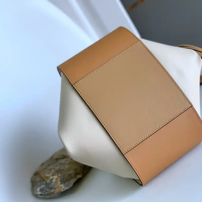 Loewe Bag 2210YA0051